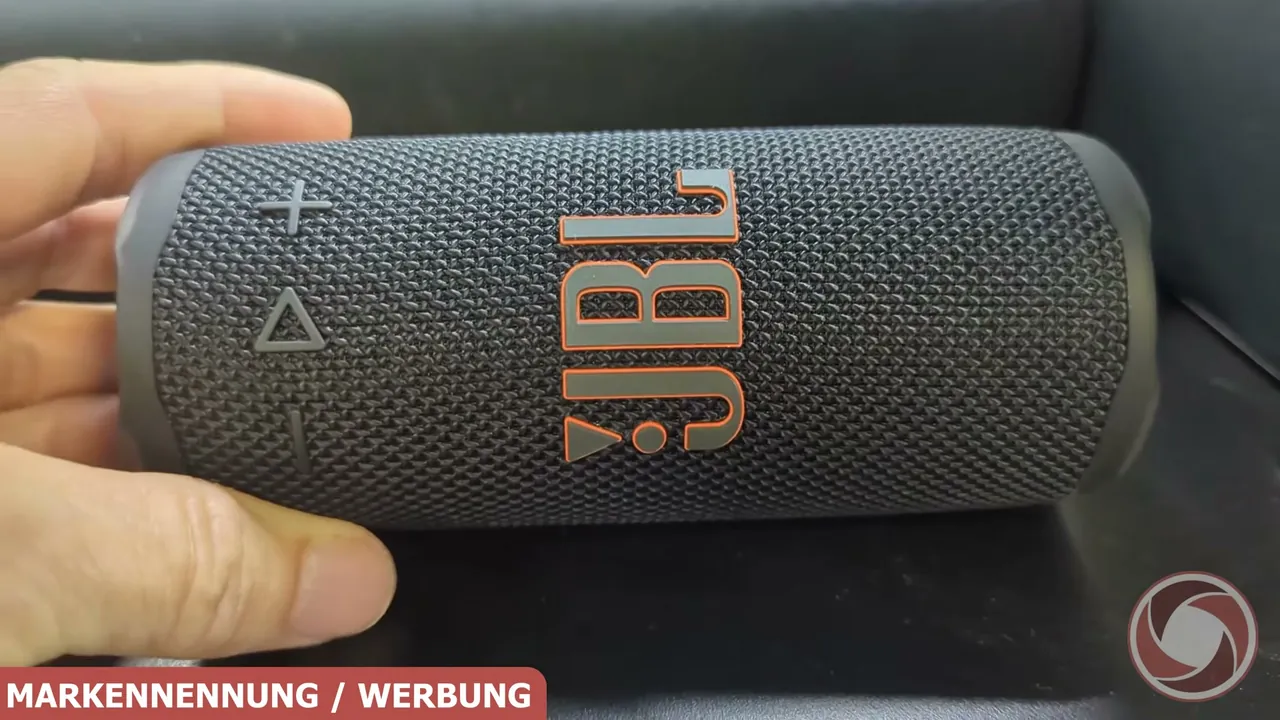 Auf der Vorderseite befinden sich griffige Tasten zur Musiksteuerung sowie das markante Logo des kompakten Lautsprechers.