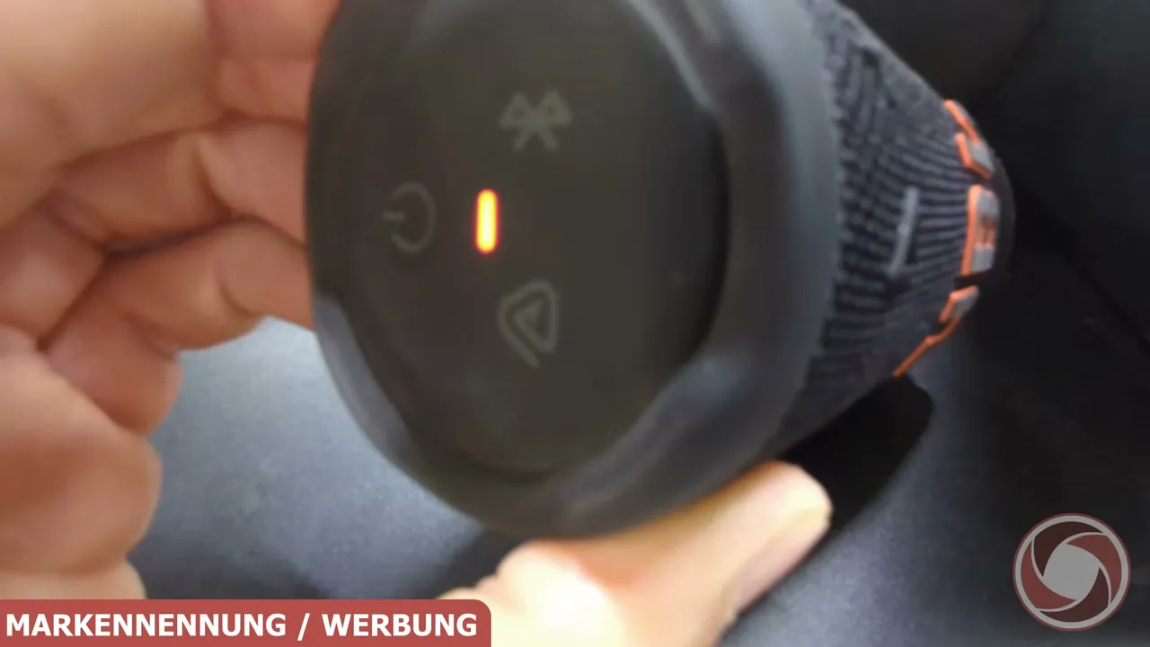An der Stirnseite sitzen Tasten zum Ein- und Ausschalten, für die Bluetooth-Verbindung sowie für das Koppeln via Auracast.