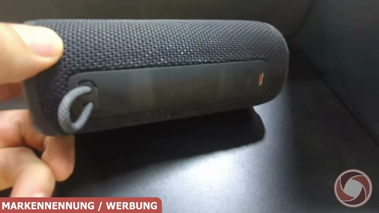 Die Rückseite bietet eine praktische Trageschlaufe und eine LED-Leiste für das über die App steuerbare Stimmungslicht.
