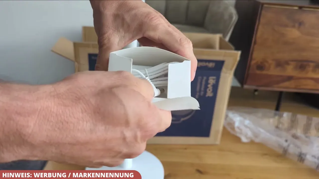 Beim Auspacken fiel mir direkt auf, wie unkompliziert und schnell sich die wenigen Teile und das Stromkabel montieren lassen.