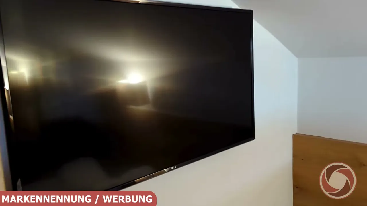Meiner Meinung nach lässt sich der kompakte Fernseher dank VESA-Standard optimal und platzsparend an der Wand montieren.