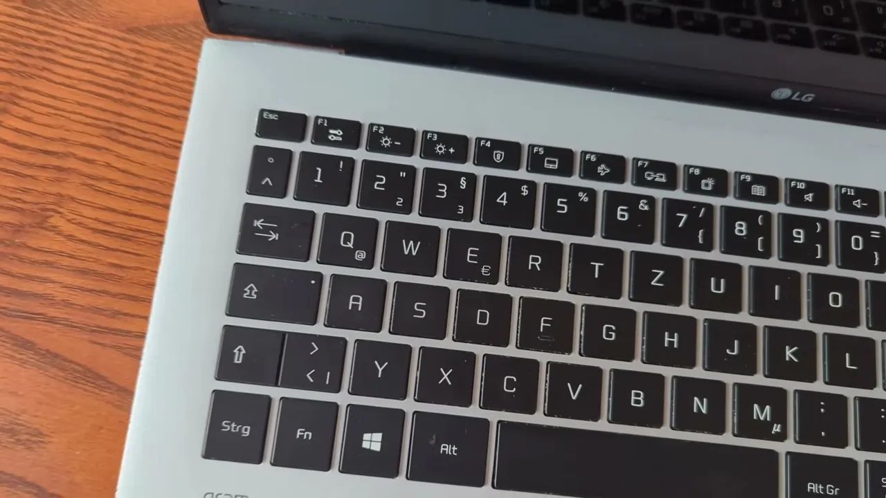 Ich finde die Tastatur im Alltag solide, auch wenn mir der Tastenhub persönlich etwas zu flach ausfällt.