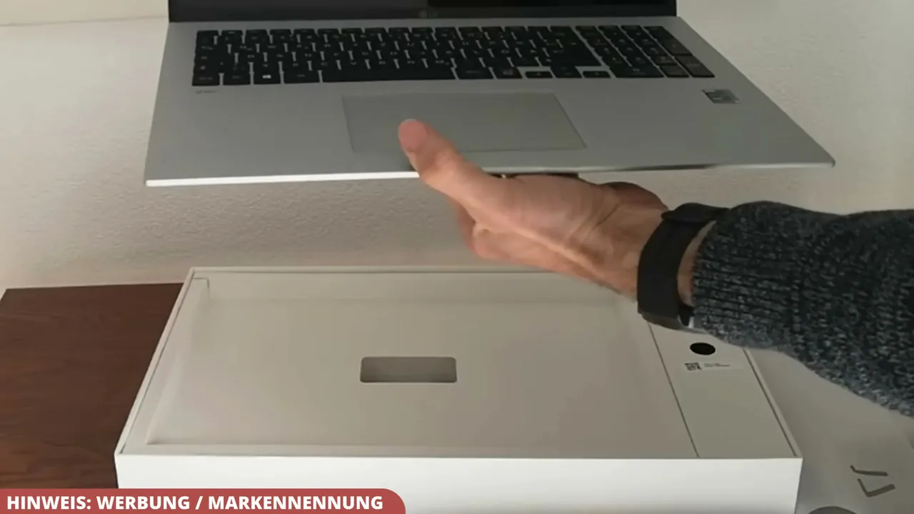 In meinem Test hat mich das extrem geringe Gewicht bei einem vollwertigen 17-Zoll-Gerät absolut begeistert.
