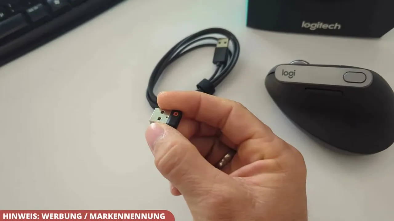 Meiner Meinung nach ist der mitgelieferte USB-Empfänger praktisch, falls der eigene PC mal kein Bluetooth an Bord hat.