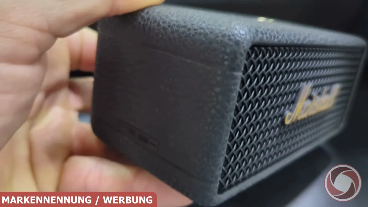 Das nach IP67 staub- und wasserfeste Gehäuse im typischen Marshall-Design schützt die Technik bei Outdoor-Einsätzen.