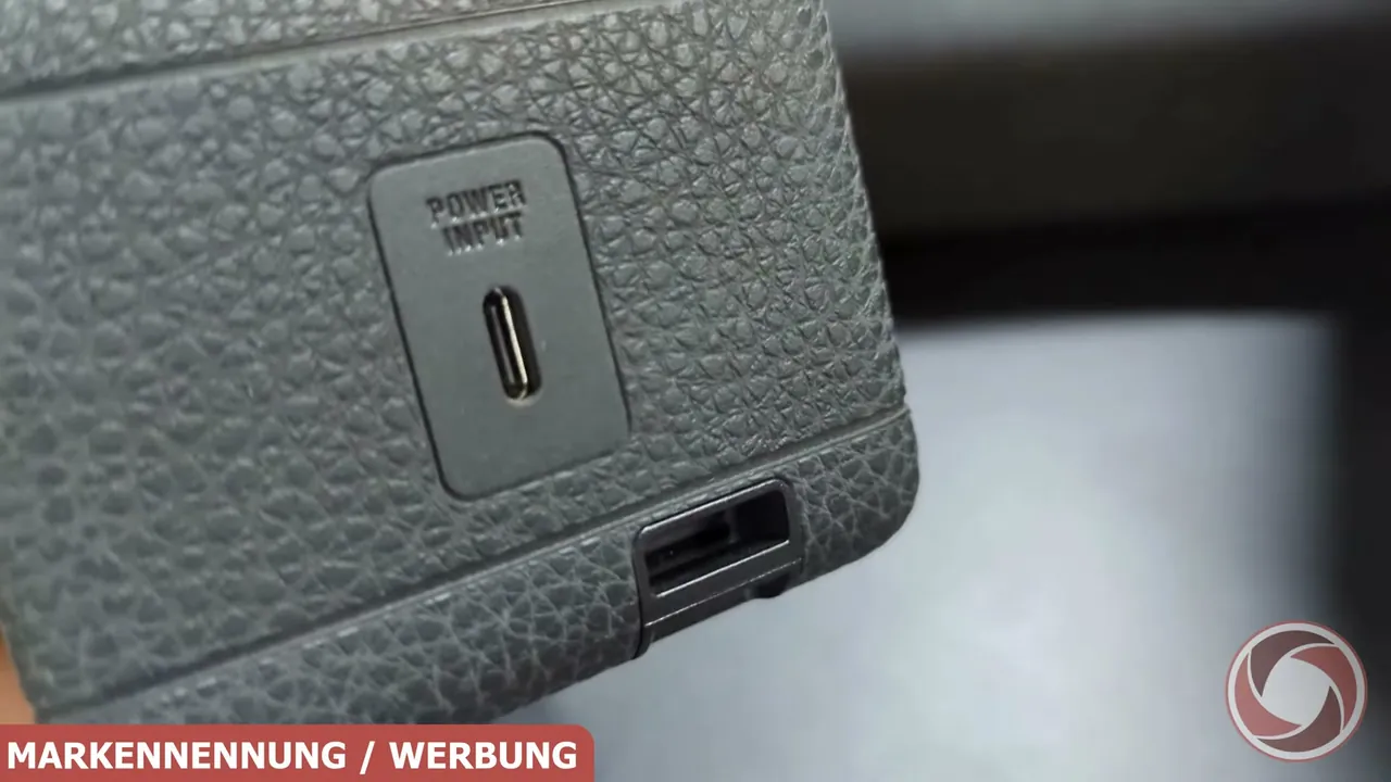 Über den seitlichen USB-C-Anschluss wird der Akku geladen, welcher über 32 Stunden Spieldauer ermöglicht.