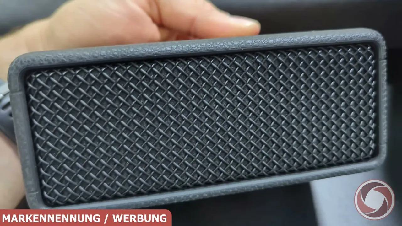 Das rückseitige Gitter unterstützt das True-Stereophonic-System für ein raumfüllendes 360-Grad-Klangerlebnis.