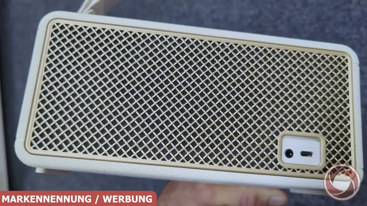 Dank integrierter Powerbank-Funktion kann das Smartphone unterwegs direkt über den Lautsprecher aufgeladen werden.