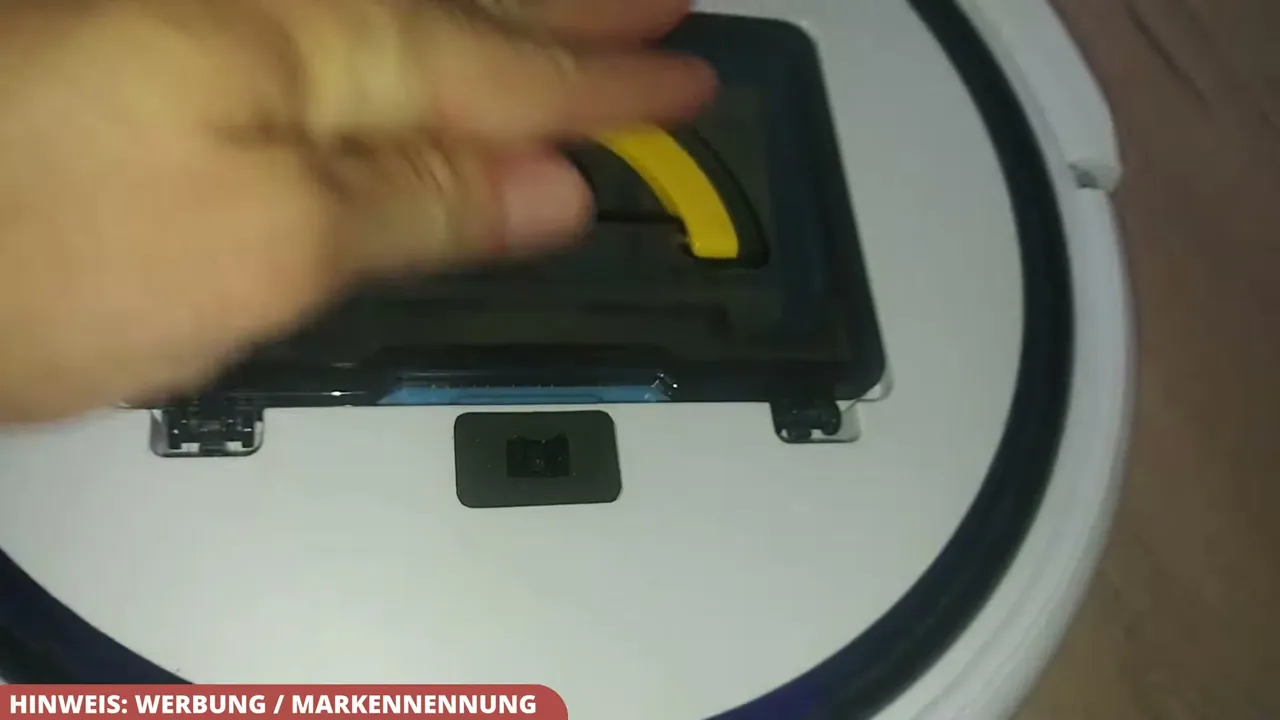 In meinem Test ließ sich der Schmutzauffangbehälter kinderleicht nach oben herausnehmen und sauber entleeren.