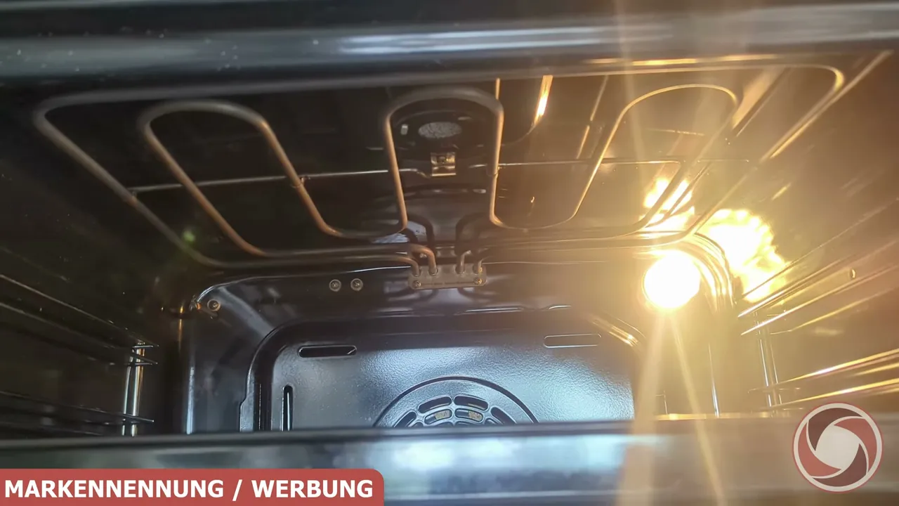 Aus meiner Sicht ist die pyrolytische Selbstreinigung bei 480 °C ein riesiger Vorteil, der mühsames Schrubben erspart.