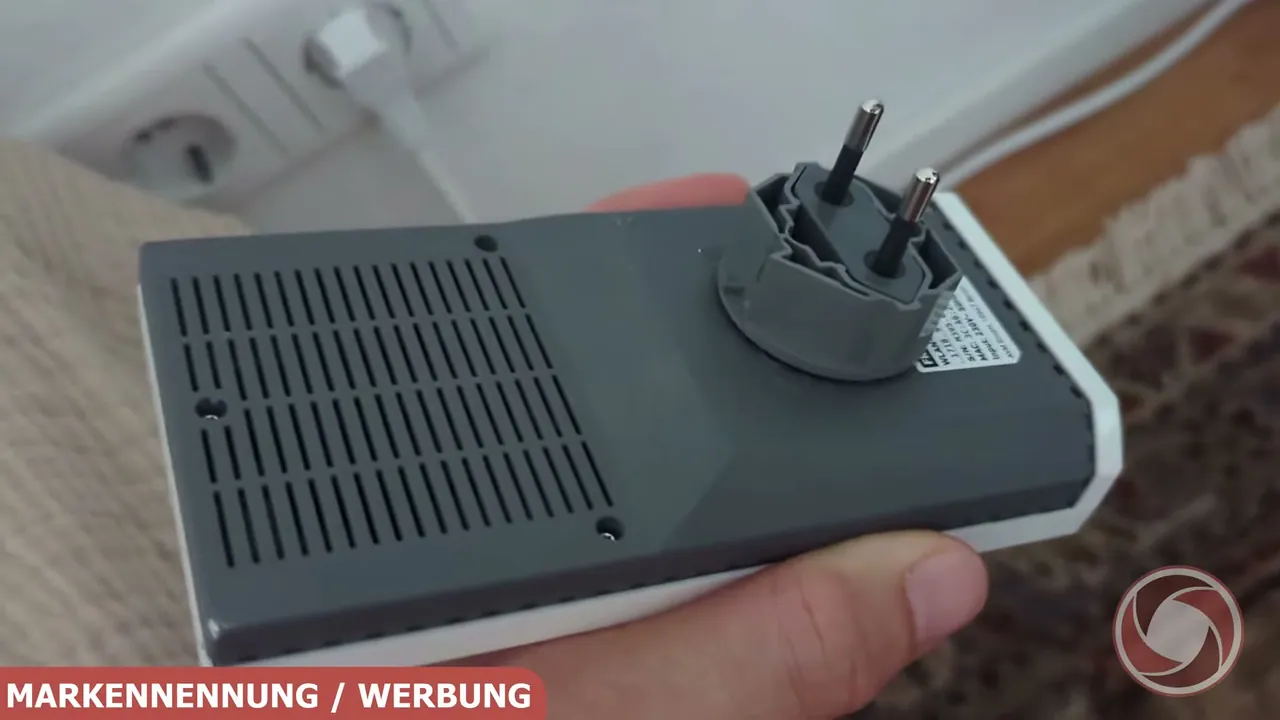 Ich finde die solide Verarbeitung der Rückseite mit dem integrierten Stecker und den Lüftungsschlitzen sehr gelungen.