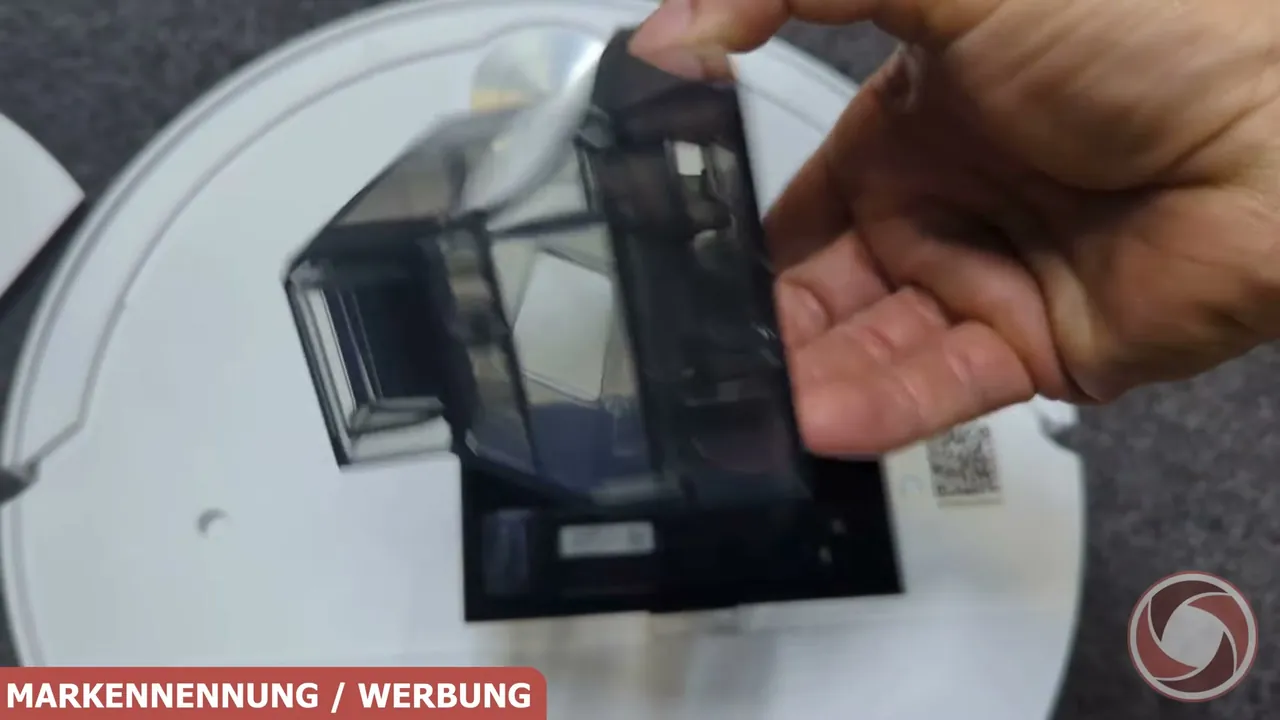 Unter der oberen Gehäuseabdeckung befindet sich der transparente Staubbehälter, der sich bei Bedarf einfach von Hand entnehmen lässt.