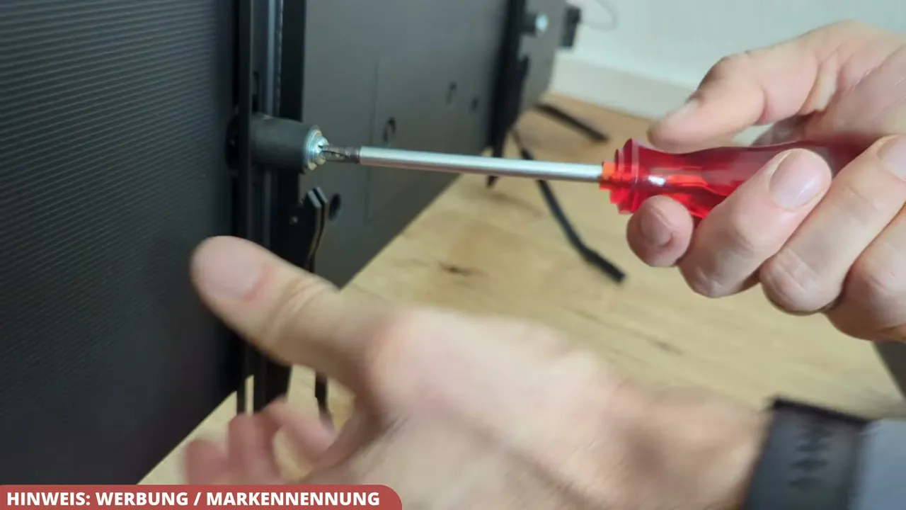 In meinem Test ging die Montage der Schienen am TV dank des passenden Montagezubehörs schnell und unkompliziert.