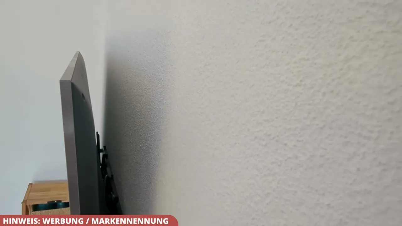 Aus meiner Sicht ist die Neigung um 8 Grad ideal, um störende Blendungen durch Lichtquellen zuverlässig zu reduzieren.