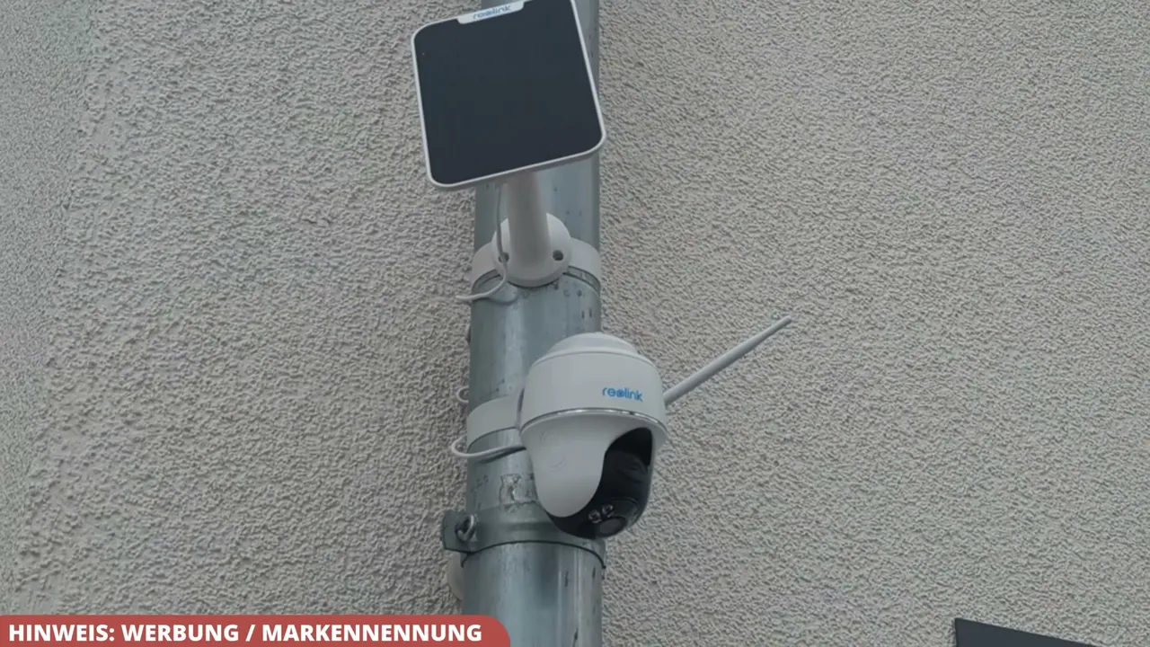 In meinem Test hält die Befestigung am Regenrohr bombenfest und spart das Bohren in die Hauswand.