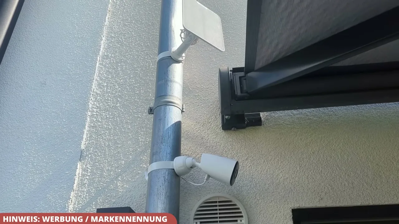 In meinem Test funktionierte die Befestigung von Kamera und Solarpanel am Fallrohr mit den beiliegenden Gurten einwandfrei.