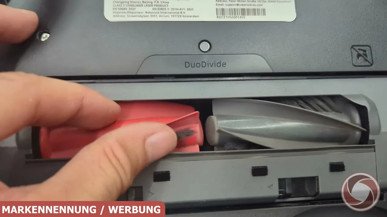 Die geteilte Hauptbürste aus Gummi und Borsten verhindert dank Dual-Anti-Tangle-System das Verheddern von Haaren.
