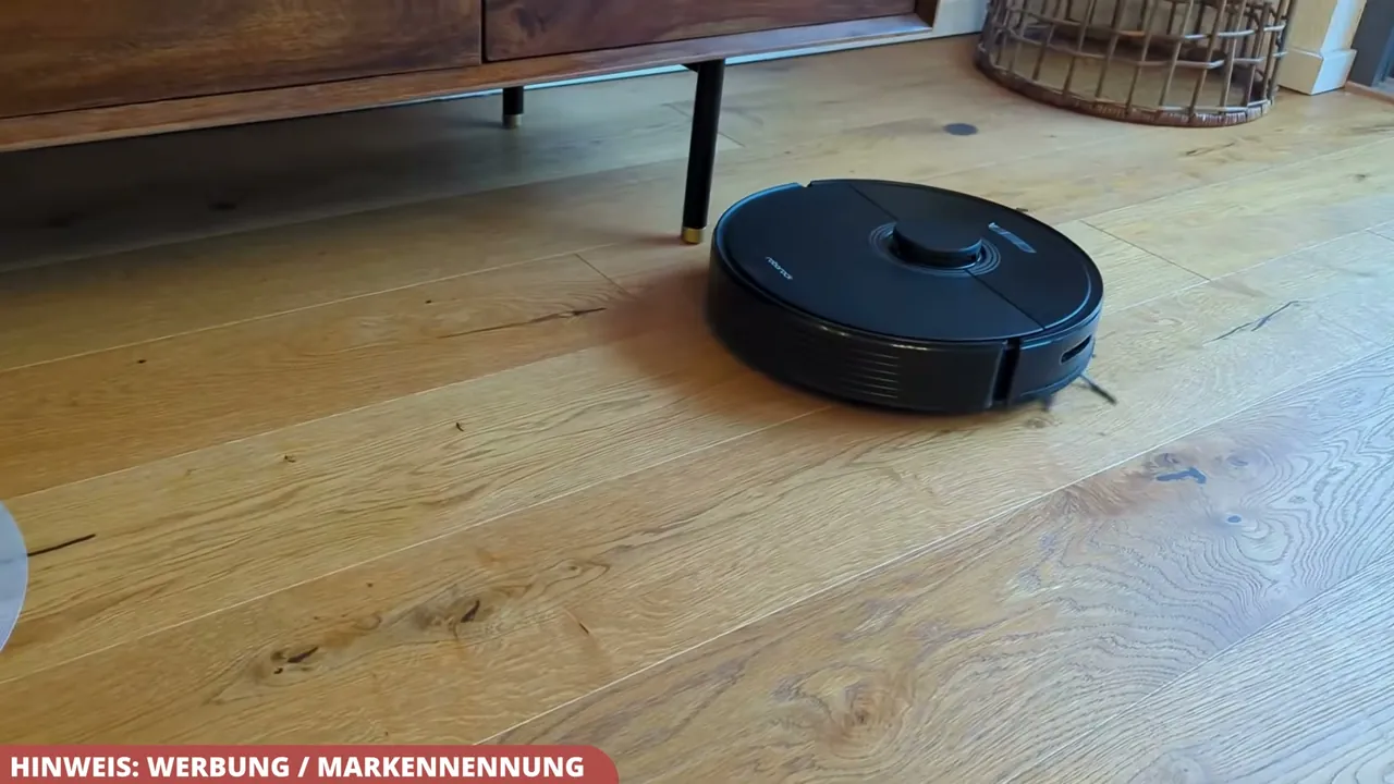 In meinem Test fährt der Q7 Max die Räume sehr systematisch ab und kommt auch unter flachen Möbeln gut zurecht.