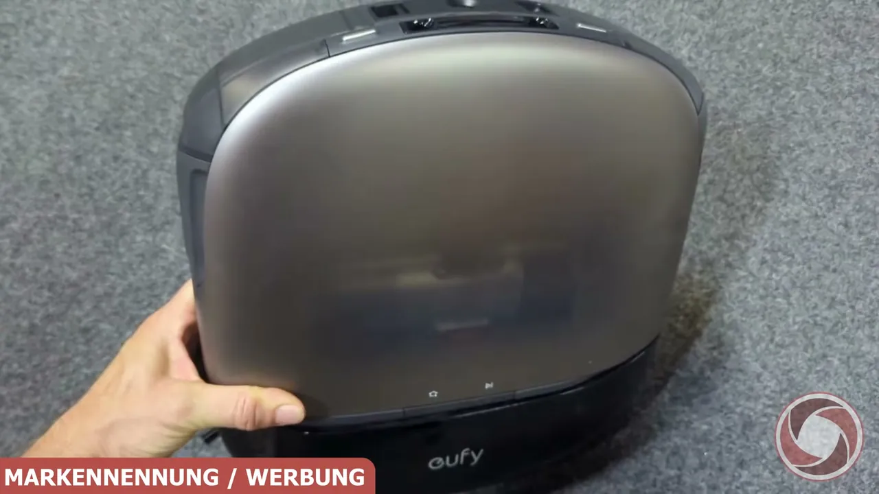 Die Oberseite des Saugroboters zeichnet sich durch eine halbtransparente Abdeckung aus.