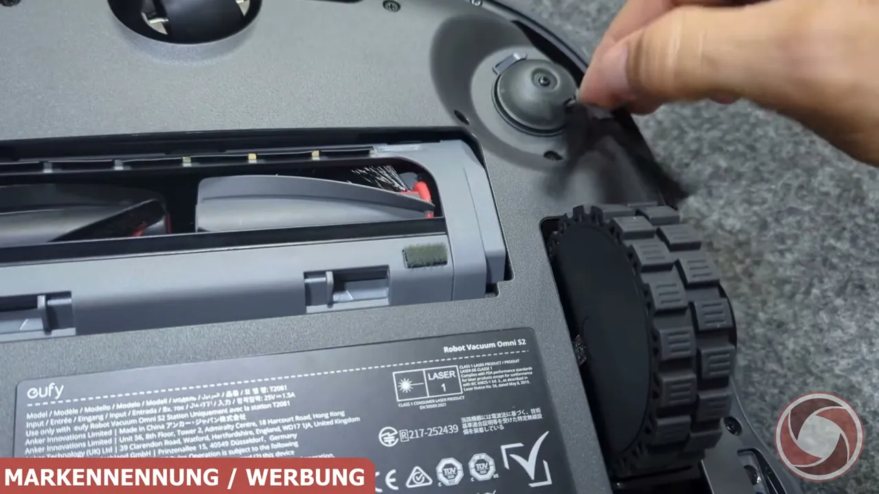 Die Seitenbürste ist an einem ausfahrbaren Arm montiert, um Ecken und Kanten gründlich zu reinigen.
