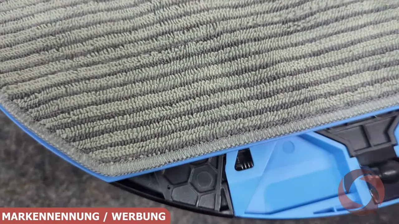 Anstelle rotierender Wischmopps kommt auf der Unterseite ein durchgängiges, waschbares Wischpad zum Einsatz.