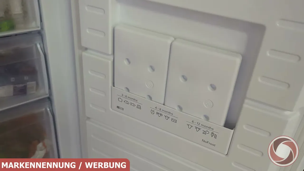 Ich finde die beiden in der Tür verstauten Kühlakkus extrem praktisch, um bei einem Stromausfall die Kälte zu halten.