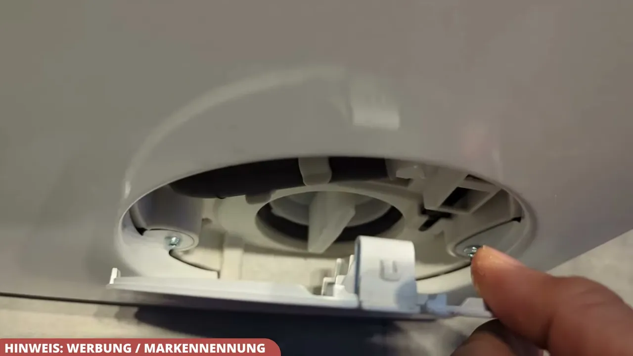 In meinem Test lässt sich die Klappe zur Fremdkörperfalle für die gelegentliche Reinigung schnell öffnen.