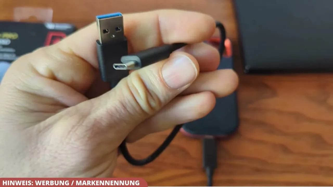 Mir gefällt sehr, dass neben dem schnellen USB-C-Kabel auch ein Anschluss für klassisches USB mitgeliefert wird.