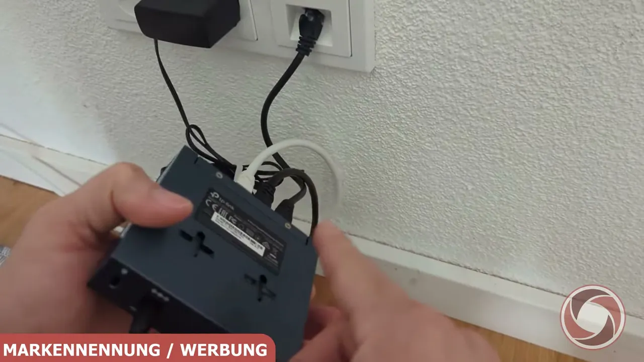 Meiner Meinung nach sind die rückseitigen Montageöffnungen sehr praktisch, falls man das Gerät direkt an der Wand fixieren möchte.