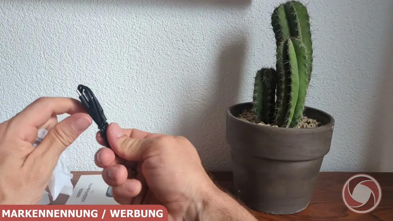 Aus meiner Sicht ist das beiliegende Ladekabel praktisch, obwohl der Akku problemlos viele Monate ohne Nachladen durchhält.