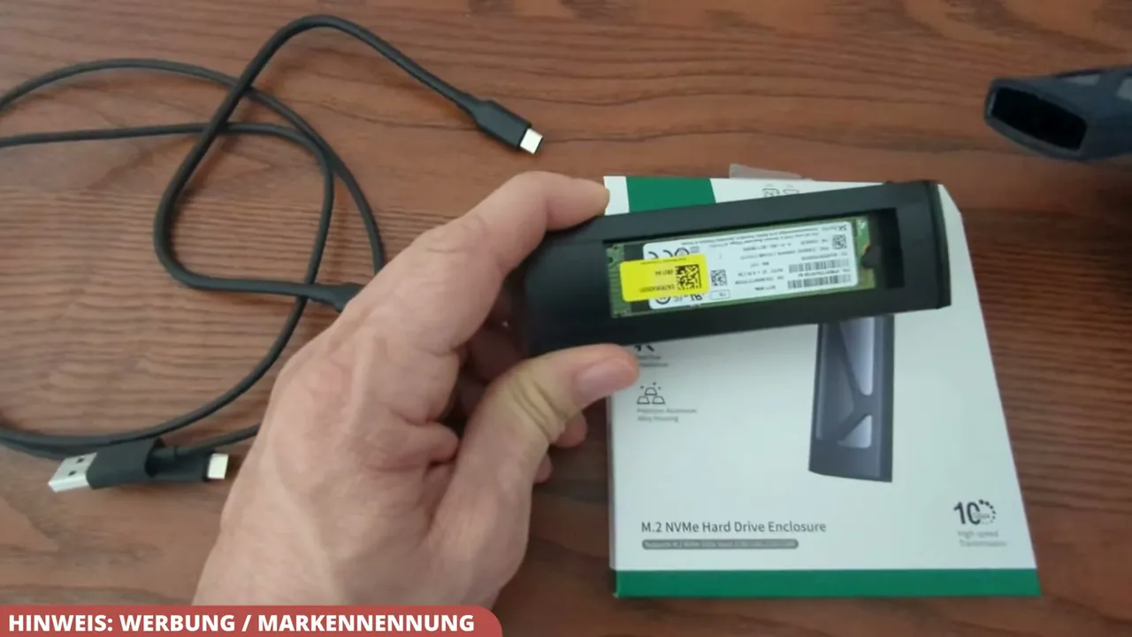 In meinem Test war ich begeistert, wie einfach und komplett werkzeuglos sich die SSD-Karte einstecken lässt.