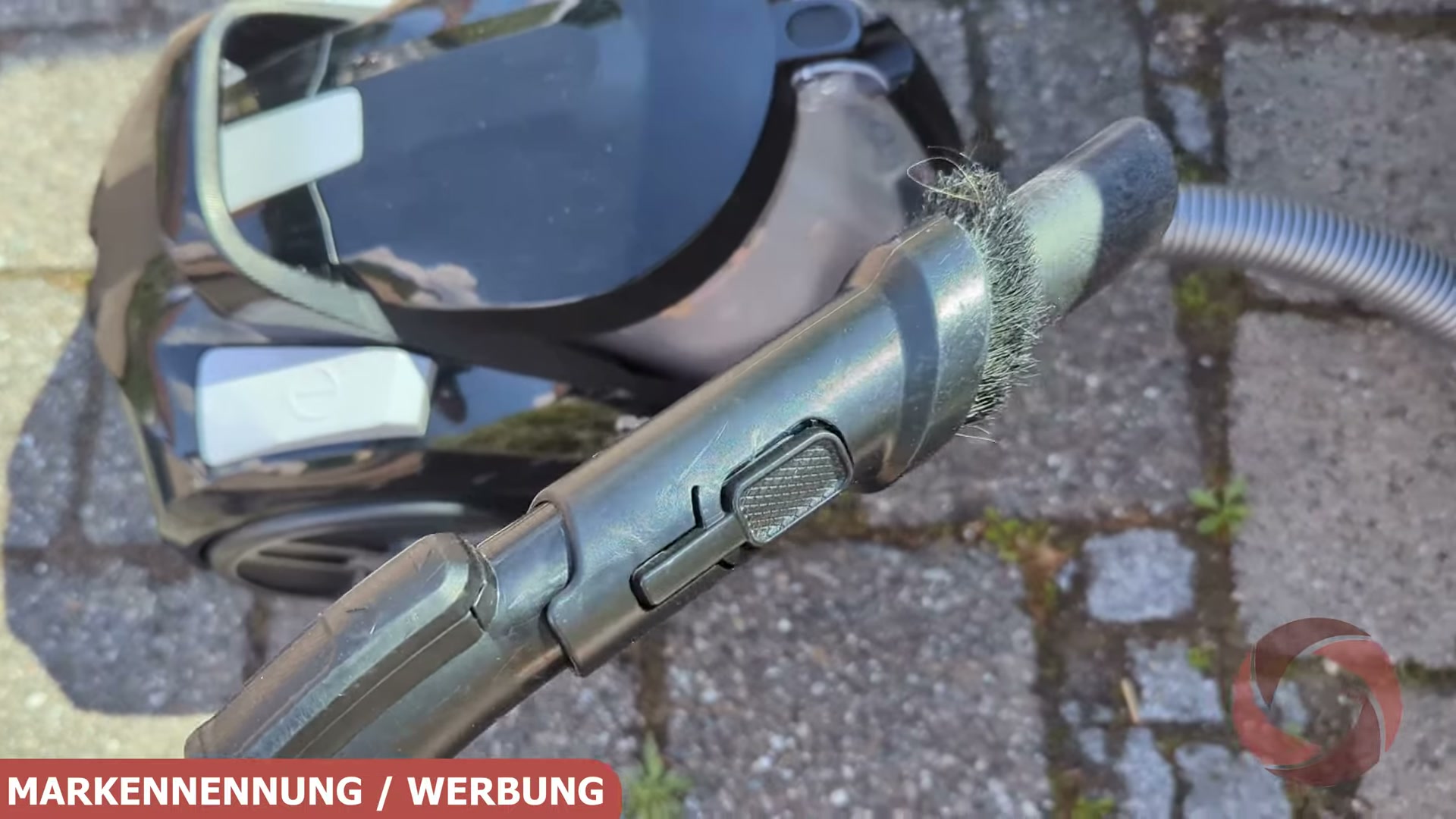In meinem Test entfernt die Mini-Turbodüse hartnäckige Tierhaare mühelos von Polstern und Teppichen.