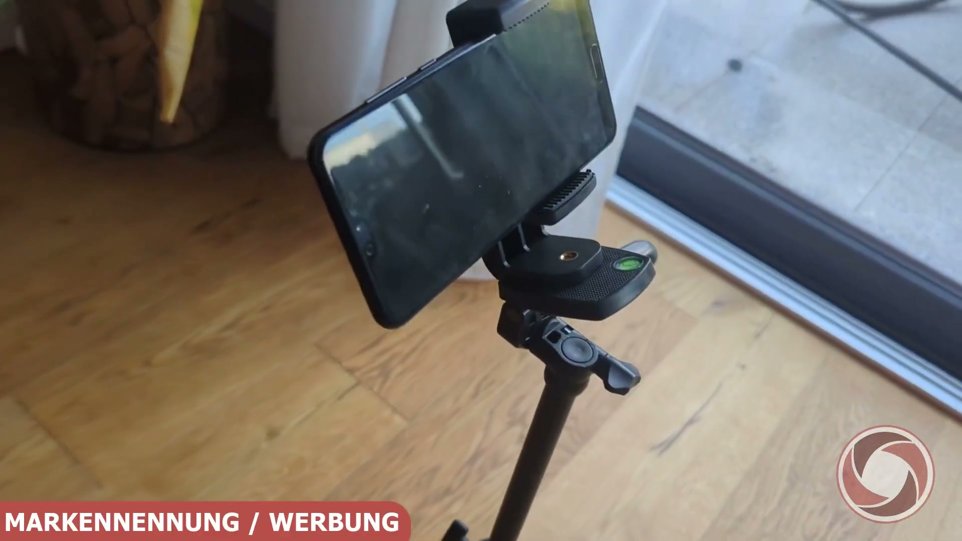 Das Smartphone lässt sich leicht einklemmen