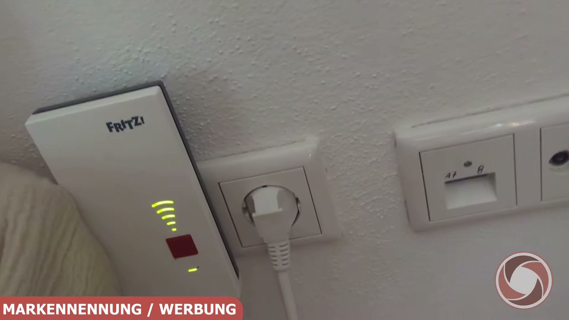 Mir gefällt der saubere Lieferumfang inklusive flachem Slim-LAN-Kabel und Schutzkontakt-Adapter auf Anhieb.